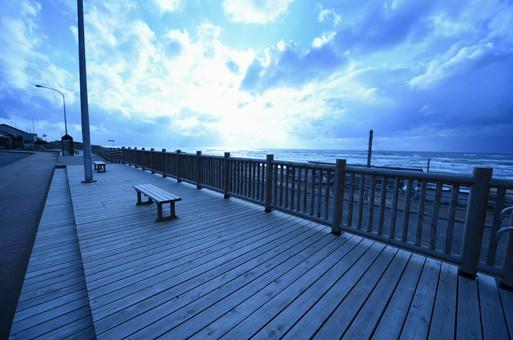 ベンチと海と空の写真