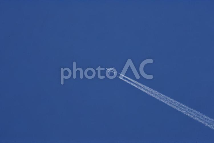 旅客機とひこうき雲 ひこうきぐも,ジェット機,旅客機の写真素材