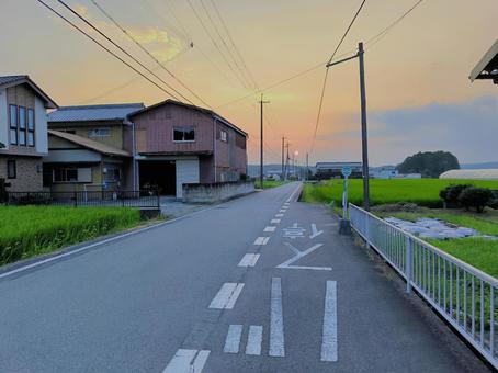 夕暮れの田舎のバス停、兵庫県小野市 夕暮れの田舎のバス停、兵庫県小野市 町並み,街並み,バス停の写真素材