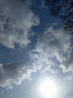 空 曇 太陽 空 曇 太陽の写真