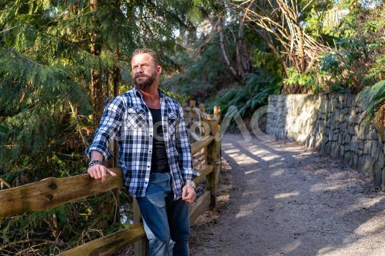 中年白人男性の森林の中でのポートレート	 ポートレート,森,林の写真素材