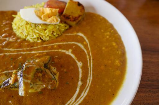 カレー店のナス入りキーマインドカレーの写真