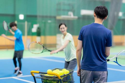 スポーツジムでテニスをする若い男女 テニス,テニススクール,スポーツジムの写真素材