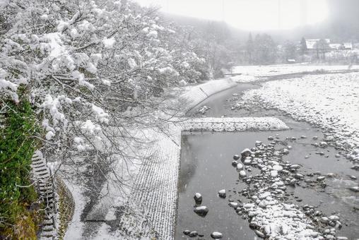 雪の渓谷 白川村 庄川の冬の風景（岐阜） 白川村,白川郷,庄川の写真素材
