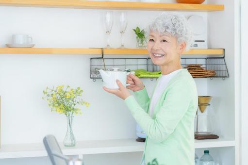 キッチンで料理をするシニア女性 キッチンで料理をするシニア女性 シニア,女性,老後の写真素材