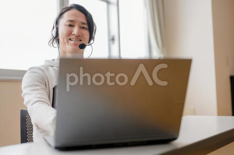仕事する私服男性 男性,日本人,若者の写真素材