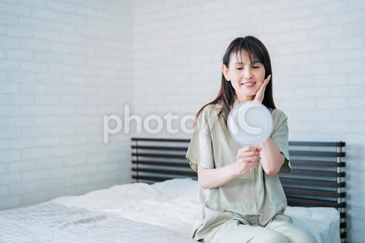 鏡を見るミドル世代の女性 アンチエイジング,スキンケア,女性の写真素材