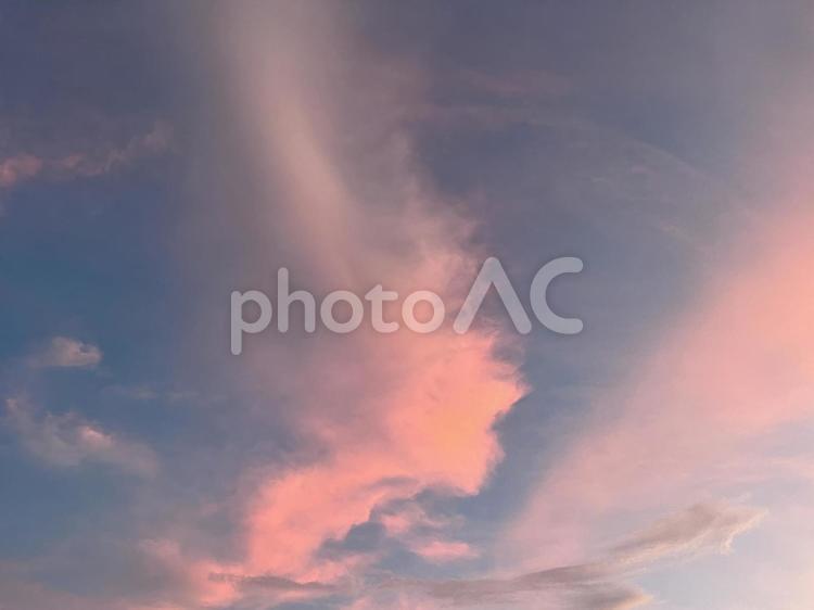夏の夕暮れ 空,夕焼け,幻想的な空の写真素材