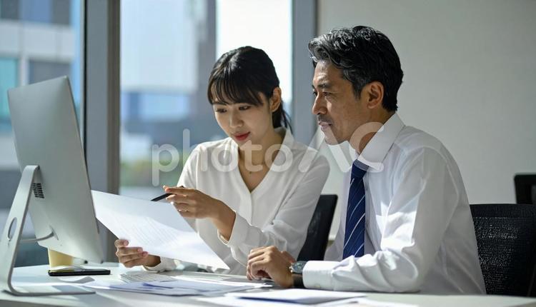 上司にデータを説明する女性社員 ビジネスマン,男性,女性の写真素材