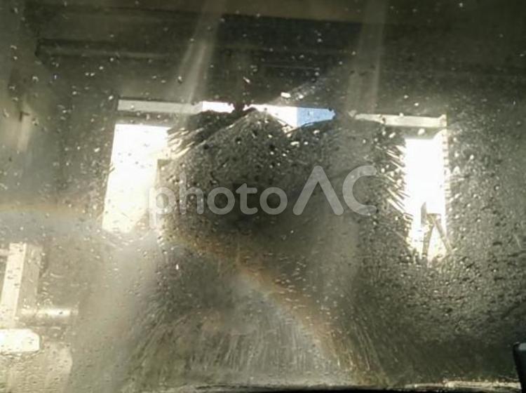 ワックス洗車中の虹 ガソリンスタンド,洗車,洗車中の写真素材