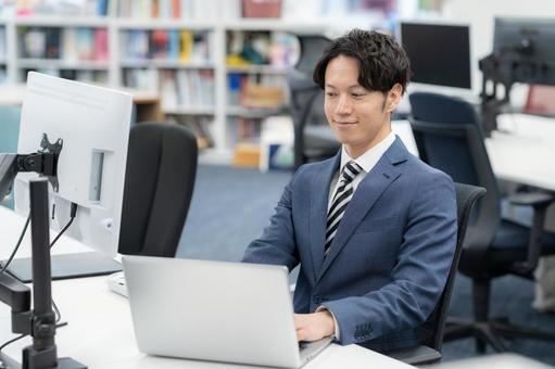 オフィスで仕事をする若いビジネスマン オフィスで仕事をする若いビジネスマン ビジネス,ビジネスマン,エンジニアの写真素材