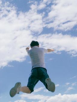 跳ねる男子 跳ねる男子の写真