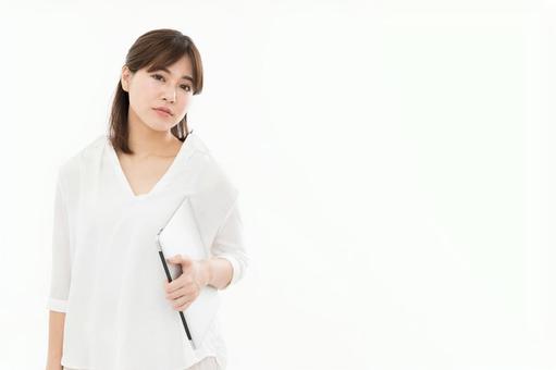 若い女性 ノートパソコン 若い女性 ノートパソコン ノートパソコン,女性,ビジネスの写真素材