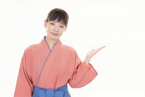 案内する割烹着を着た女性 案内する割烹着を着た女性 女性,仕事,店員の写真素材
