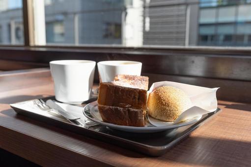 カフェでくつろぐ時間① カフェでくつろぐ時間① カフェ,コーヒー,朝食の写真素材