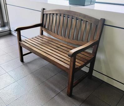 木製のベンチ 木製のベンチ 屋内,建物,壁の写真素材