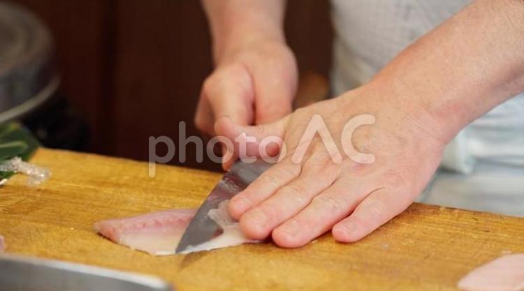 ホウボウを切る寿司職人の手元 調理,ホウボウ,白身の写真素材