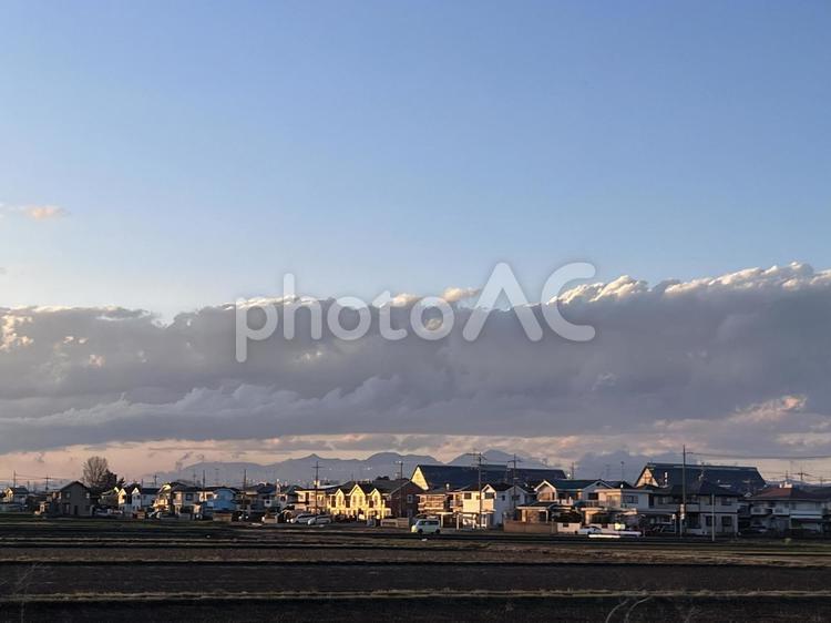 夕日に染まる家と雲 風景,自然,景色の写真素材