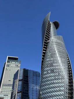 名古屋駅前の高層ビル群の写真