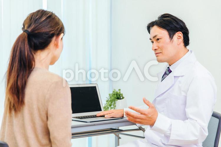 診察する男性医師と女性患者（ノートパソコン） 人間ドック,健康診断,婦人科検診の写真素材