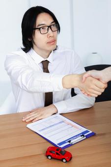 書類を手元に握手をする男性 2人,保険業,事務職の写真素材