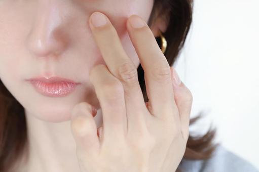 毛穴を気にする女性　スキンケア 毛穴,シミ,たるみの写真素材