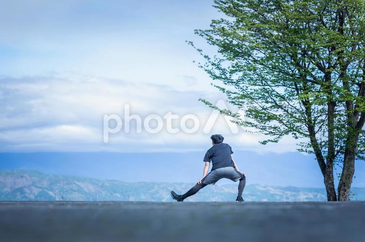 公園で準備運動する男性（屈伸） 運動,背景,空の写真素材