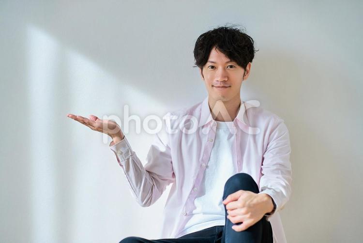 案内のポーズをする男性 案内,受付,予約の写真素材