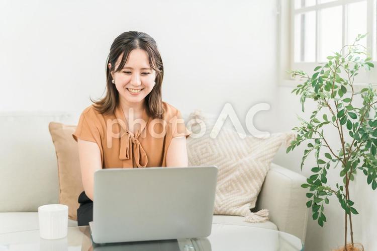 パソコンを使ってリモートワークをする女性 リモートワーク,テレワーク,パソコンの写真素材