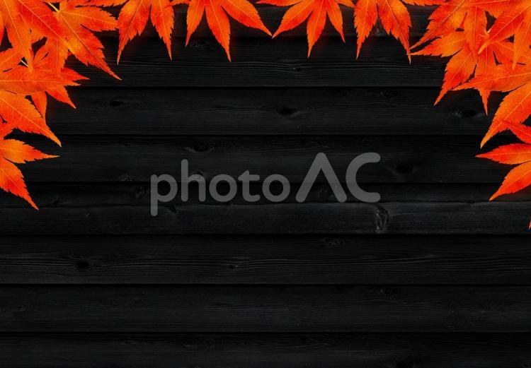 上部のみ赤い紅葉のフレーム 黒木目 秋,紅葉,和紙の写真素材
