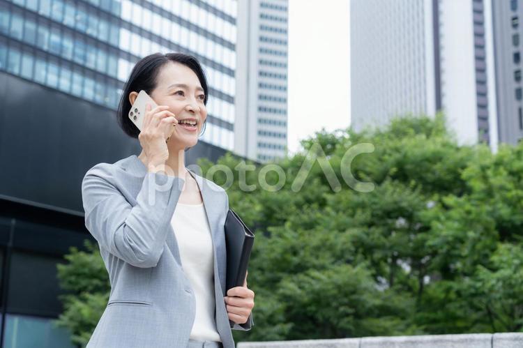 オフィス街で働くミドルのビジネスウーマン ビジネス,女性,スマホの写真素材