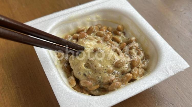 納豆（混ぜている、斜めから） 納豆,納豆を混ぜる,発酵食品の写真素材