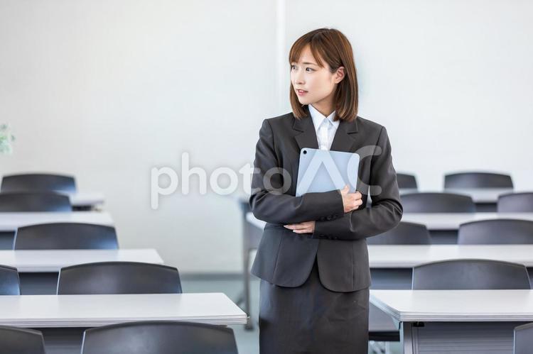 会議室を歩く女性　Business オフィス,仕事,働くの写真素材