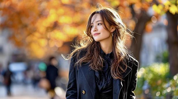 紅葉を背景に微笑む上品な若い女性 紅葉を背景に微笑む上品な若い女性の写真