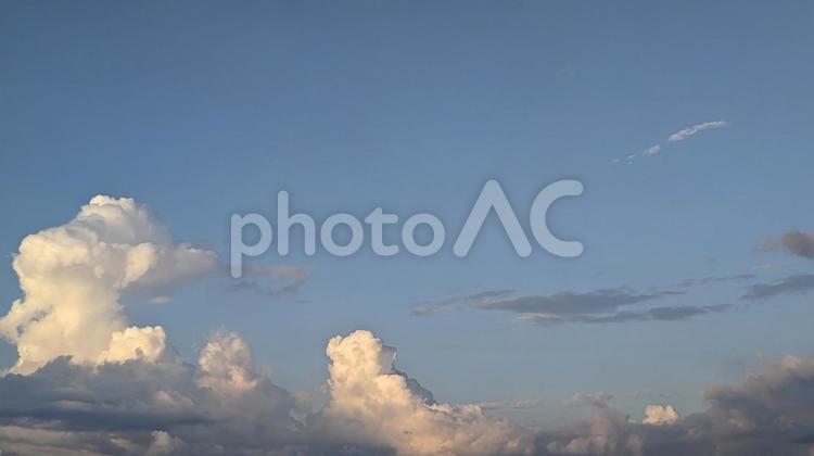 夏の夕暮れの空 空,青空,夕暮れの写真素材