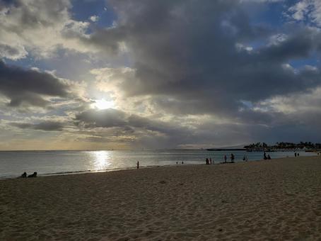 ビーチを歩く 夕暮れ ビーチを歩く 夕暮れ ハワイ,青空,海の写真素材