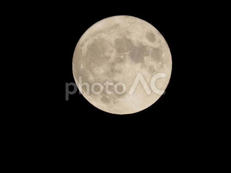 秋の夜空に浮かぶ大きな満月 月,クレーター,秋の写真素材