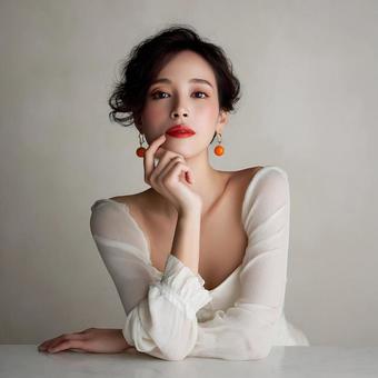 ほおずえをつく黒髪の女性 ほおずえをつく黒髪の女性の写真