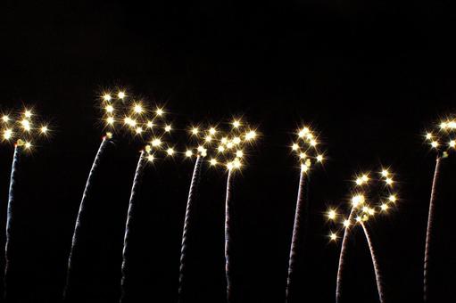 25年長岡まつり　花火 夜空,火の粉,黒背景の写真素材