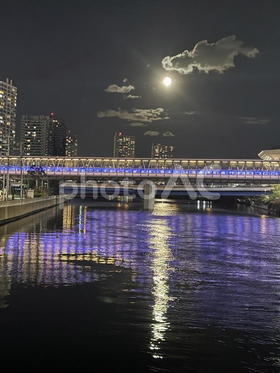 月と電車の夜景 夜景,川,電車の写真素材