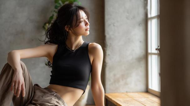 自宅でヨガをする女性 自宅でヨガをする女性の写真
