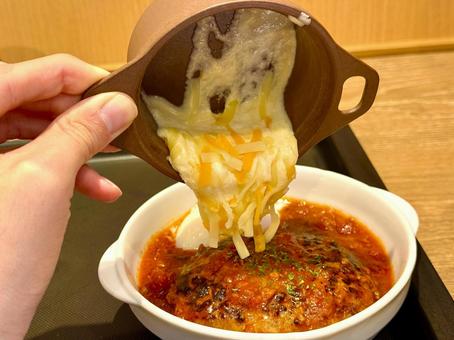 トマト煮込みハンバーグ　チーズ乗せ チーズ,食べかけ,トマトの写真素材