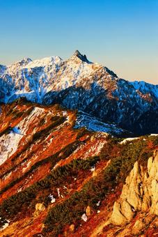 朝焼けの冠雪の北アルプスの槍ヶ岳 朝焼け,モルゲンロート,北アルプスの写真素材