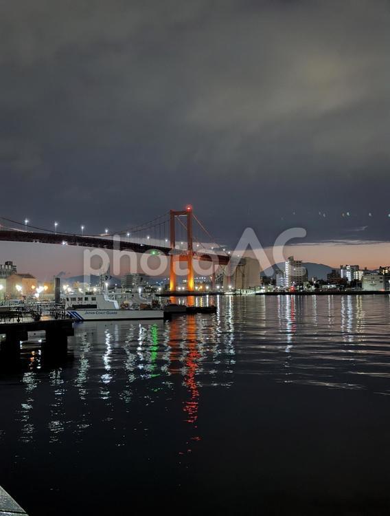 明け方の若戸大橋と北九州の街並み 橋,夜,鉄橋の写真素材