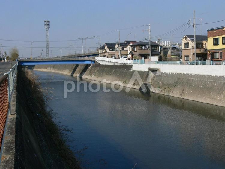 柏尾川・横浜市栄区から戸塚区側を望む 川,河川,水の写真素材