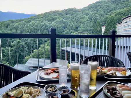 山の景色を眺めてテラスで乾杯 山の景色を眺めてテラスで乾杯 テラス,ビール,山の写真素材