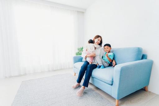 家で子どもたちと遊ぶ若い主婦 家で子どもたちと遊ぶ若い主婦 赤ちゃん,幼児,新築の写真素材