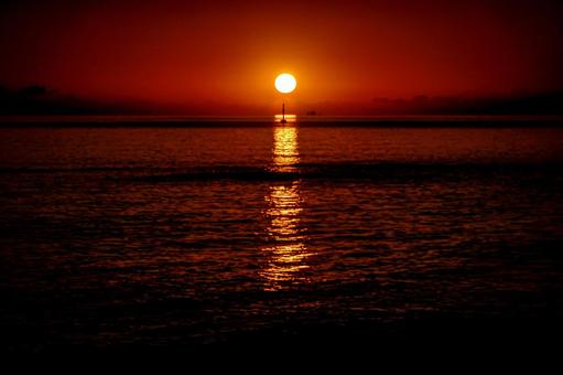 <素材>秋の海に静かに沈む夕日と灯台 <素材>秋の海に静かに沈む夕日と灯台の写真