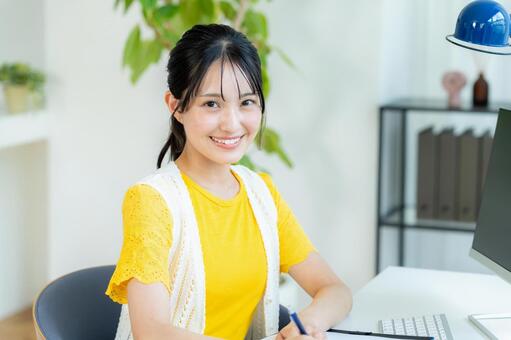 オフィスで働くビジネスウーマン ビジネスウーマン,オフィス,若い女性の写真素材