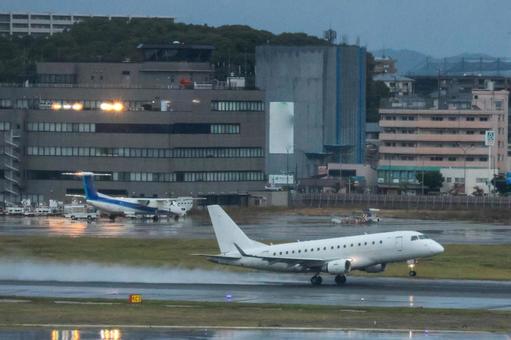 雨で輝く福岡空港の滑走路 飛行機,航空機,旅客機の写真素材